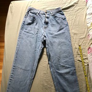 Liz Claiborne light wash denim blue jeans, mom-style, tapered fit, size 12